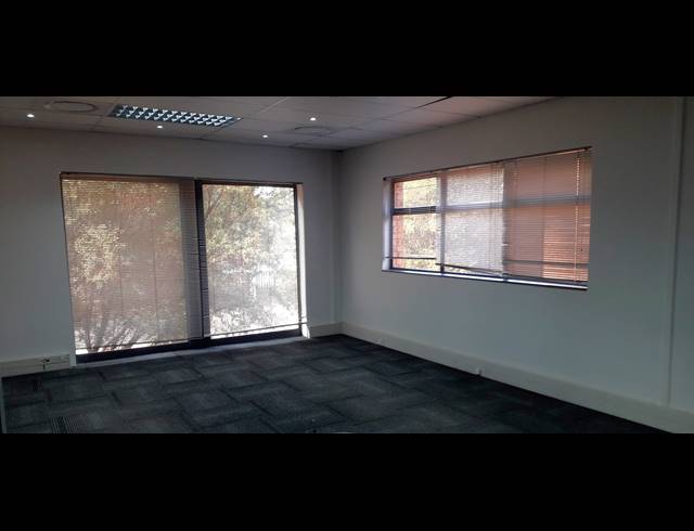 28M² CO-WORKING SPACE TO LET IN DIE HOEWES